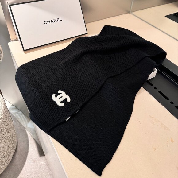 Chanel scarf - Picture 1 of 4